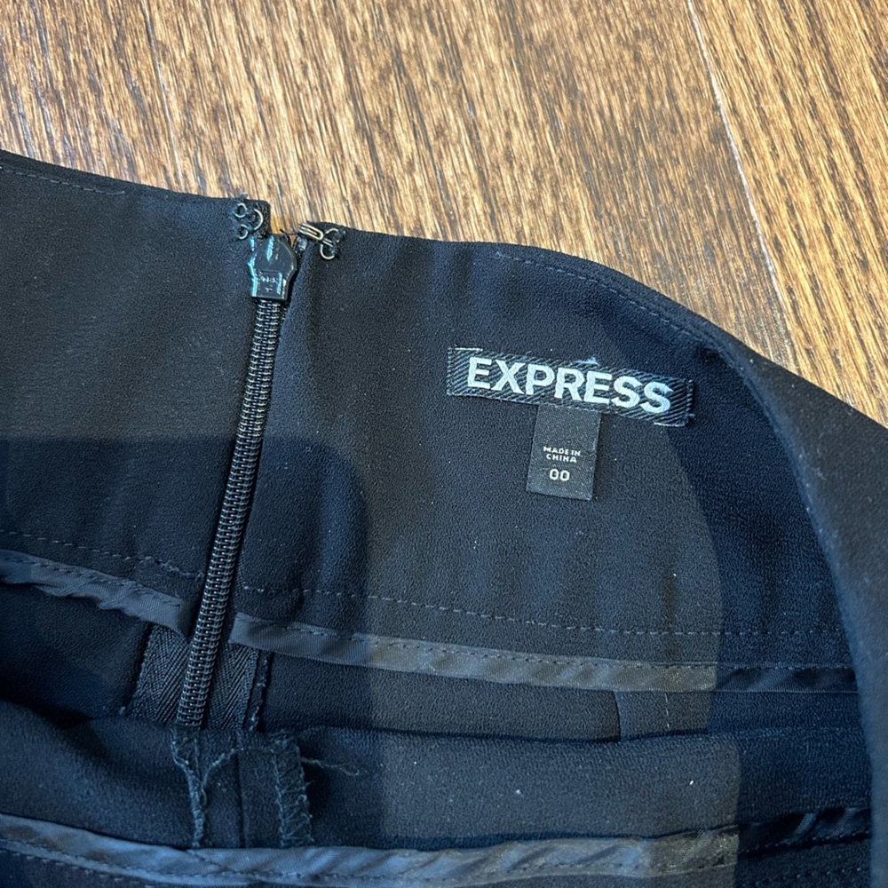 Express Black Women's Shorts - Picture 4 of 9